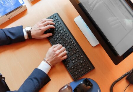 Kurs BHP dla stanowisk administracyjno – biurowych i innych – narażenie na czynniki szkodliwe dla zdrowia, uciążliwe lub niebezpieczne